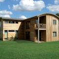 Maison en bois moderne avec toit bombé