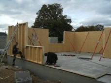 Construction maison en bois montage des murs en ossature bois 1