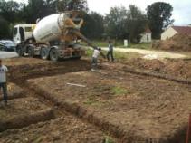 Coulage des fondations pour construction d une maison en bois en normandie Coulage des fondations pour construction d une maison en bois en normandie 1