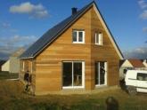 Maison construite en bois avec combles aménagés