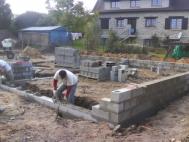 Montage des murs en parpaings d un vide sanitaire pour maison ossature bois