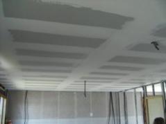 Pose plafond avec isolation dans maison ossature bois