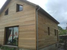 Vue arriere de la maison en bois dans les yvelines