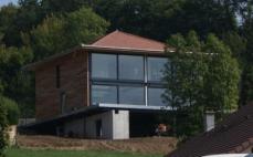 Vue d ensemble de la maison a etage construite en ossature metallique