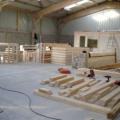 Fabrication de l'ossature bois dans atelier de charpentier