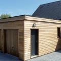 Garage en ossature bois construit contre une maison