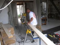 Artisan menuisier charpentier pendant construction d'une Tiny House
