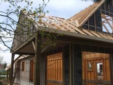 Avancee de toiture sur maison en bois