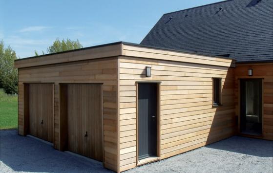 Garage en ossature bois construit contre une maison