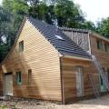 Maison avec etage et comble construite en bois