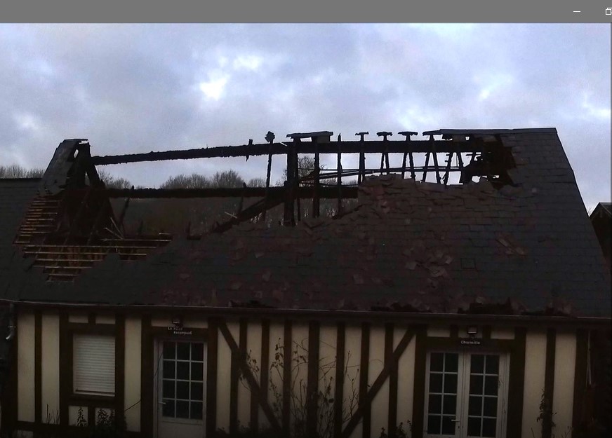 Photo aerienne par drone maison bois apres incendie pour assurance
