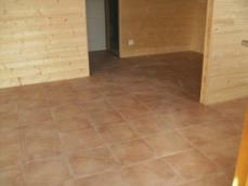 Pose du carrelage dans petite maison ossature bois